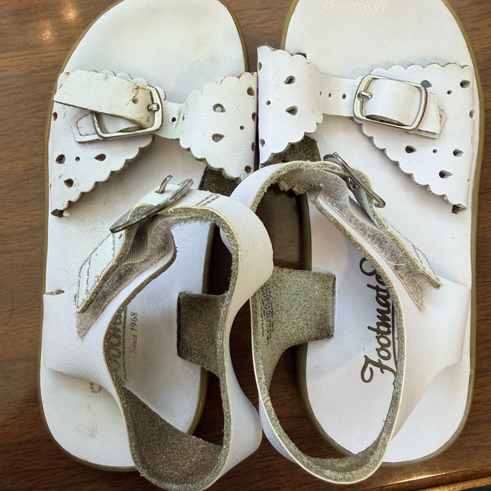 FootMates LAVENDER Kids Buckle Sandals with Scalloped Straps